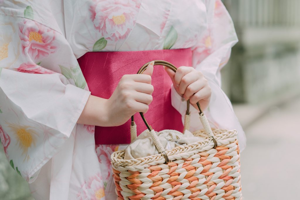 春先から映える和服にも素適なかごバック